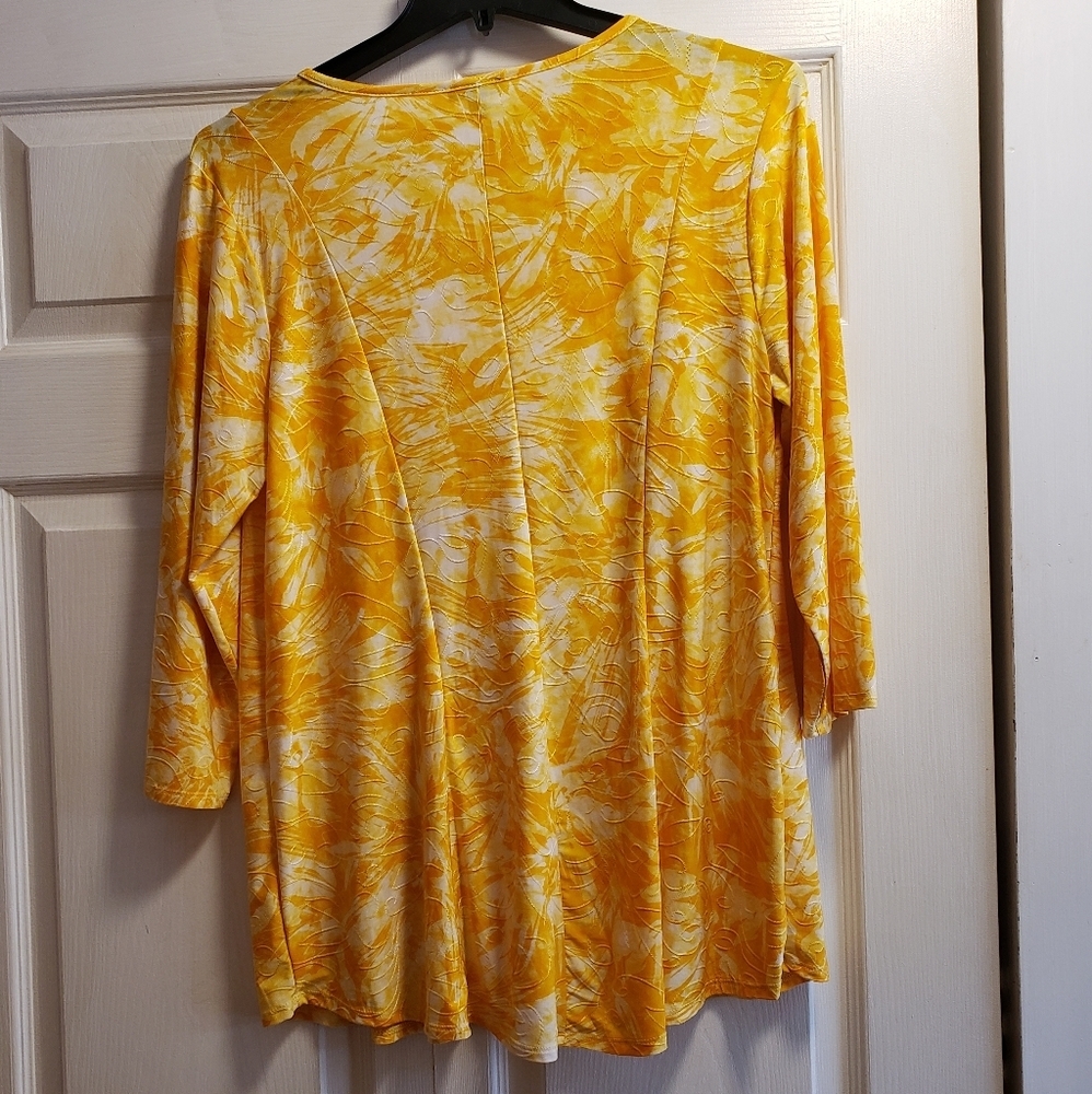 🆕️Ladies beautiful top. - Picture 2 of 8